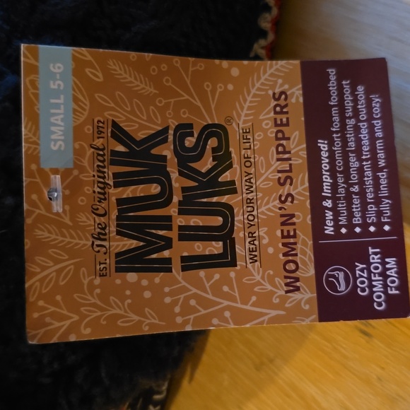 MUK LUKS BRAND WOMENS BLACK & RED SLIPPERS SIZE SMALL 5-6 - Picture 7 of 13